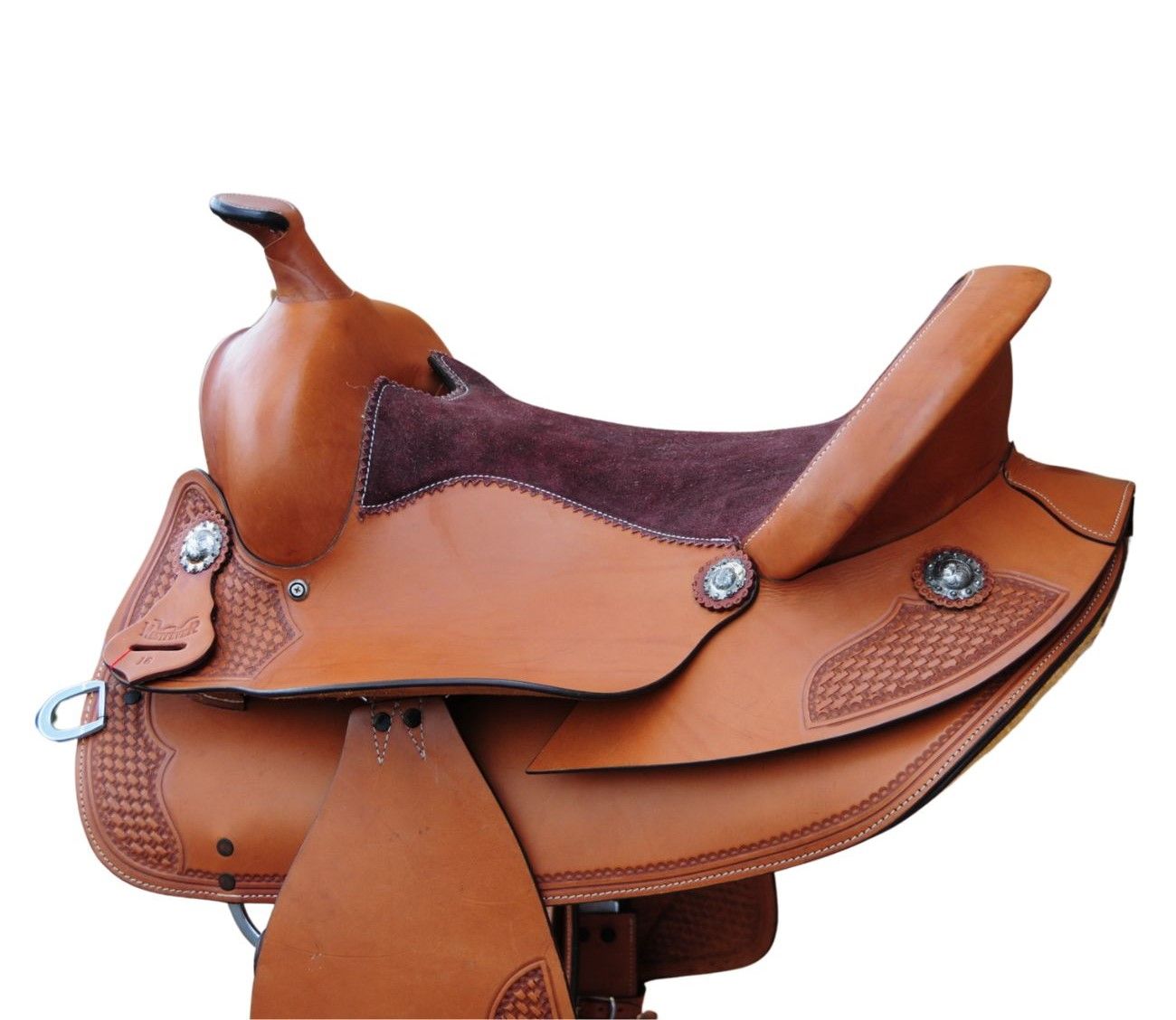 Brauner Sattel mit silbernen Verzierungen und Ziernähten. Ansicht von der Seite, isoliert auf weißem Hintergrund.