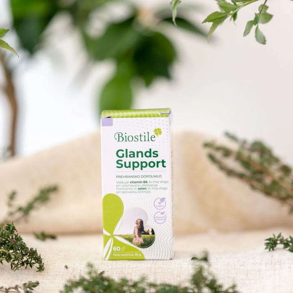 Produktverpackung mit Aufschrift: Biostile Glands Support. Grün-weißes Design. 60 Kapseln. Umgeben von grünen Blättern.