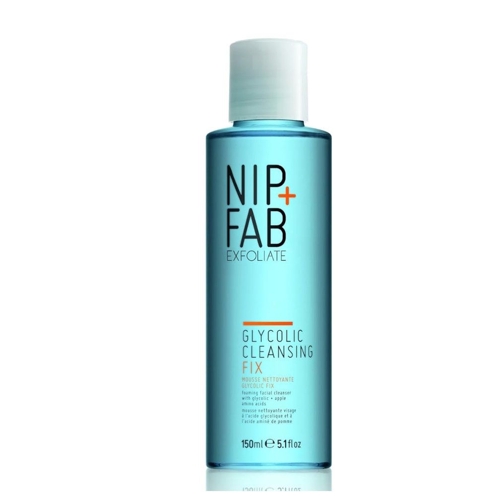 Hautpflegeflasche mit weißem Deckel. Aufschrift: NIP+FAB EXFOLIATE GLYCOLIC CLEANSING FIX. Blaue Flüssigkeit sichtbar.