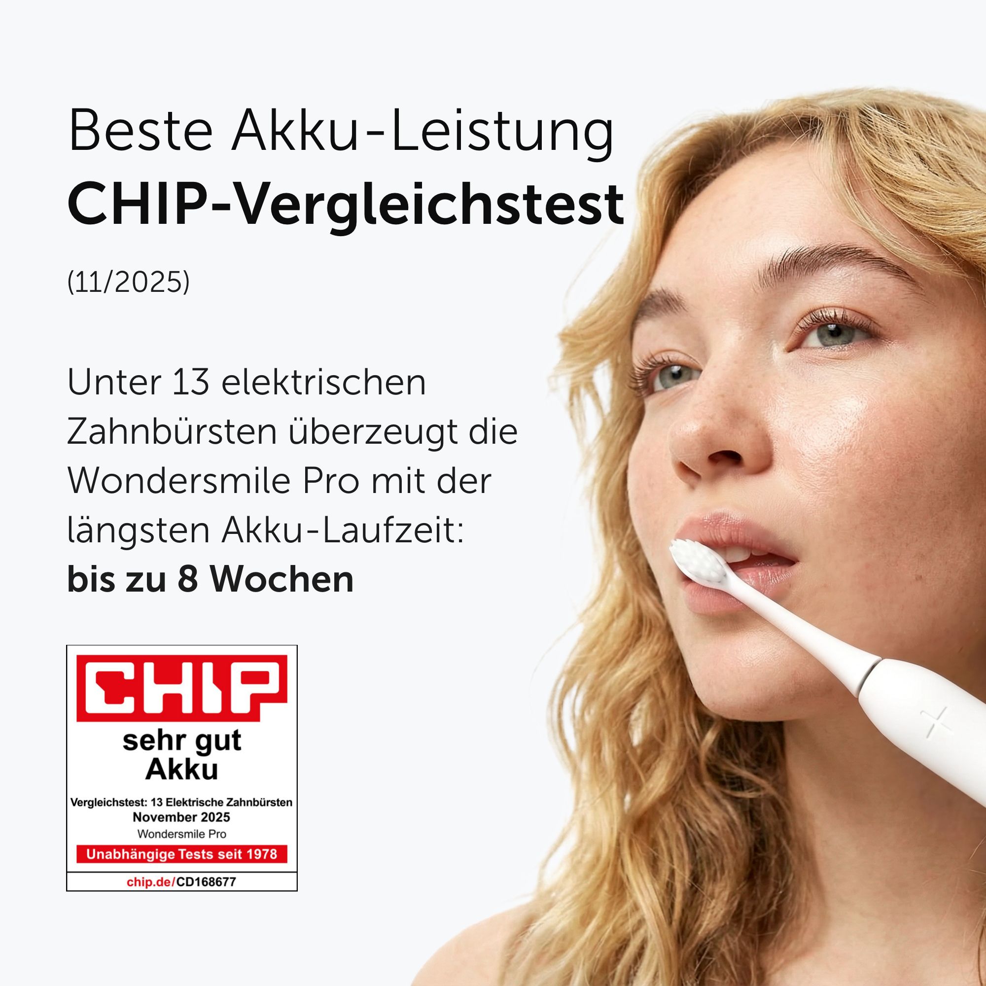 Frau mit elektrischer Schallzahnbürste, CHIP-Testurteil 'Sehr gut Akku'.