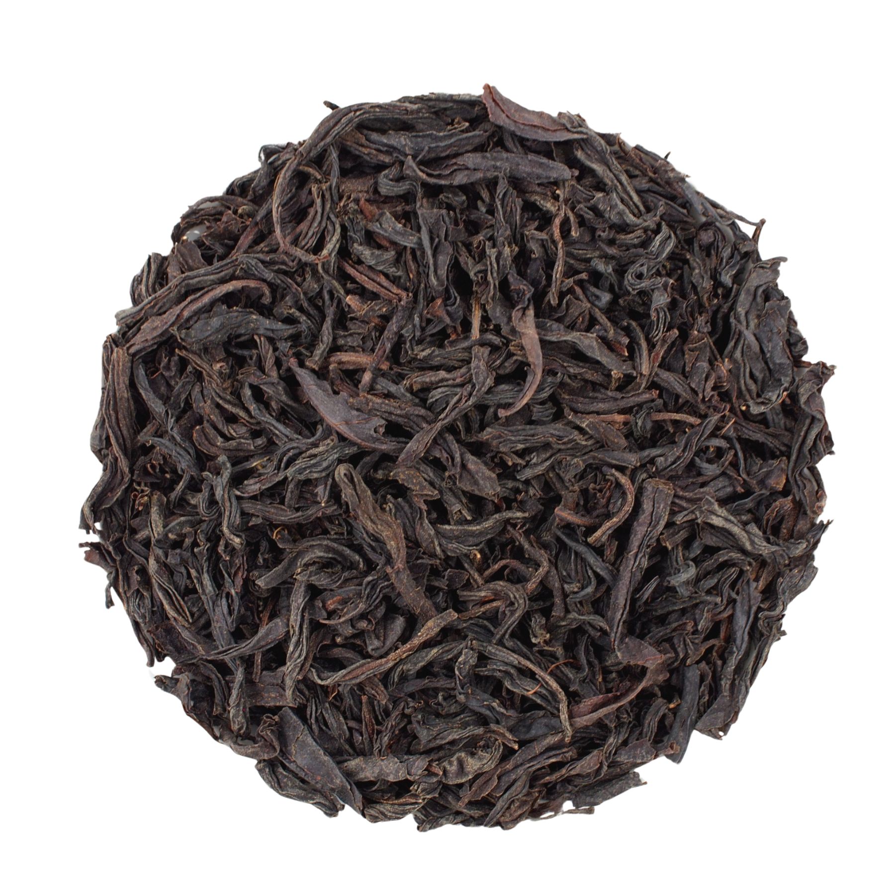 Haufen loser, getrockneter Blätter, vermutlich Tee. Dunkelbraune Farbe, runde Form, vor weißem Hintergrund.