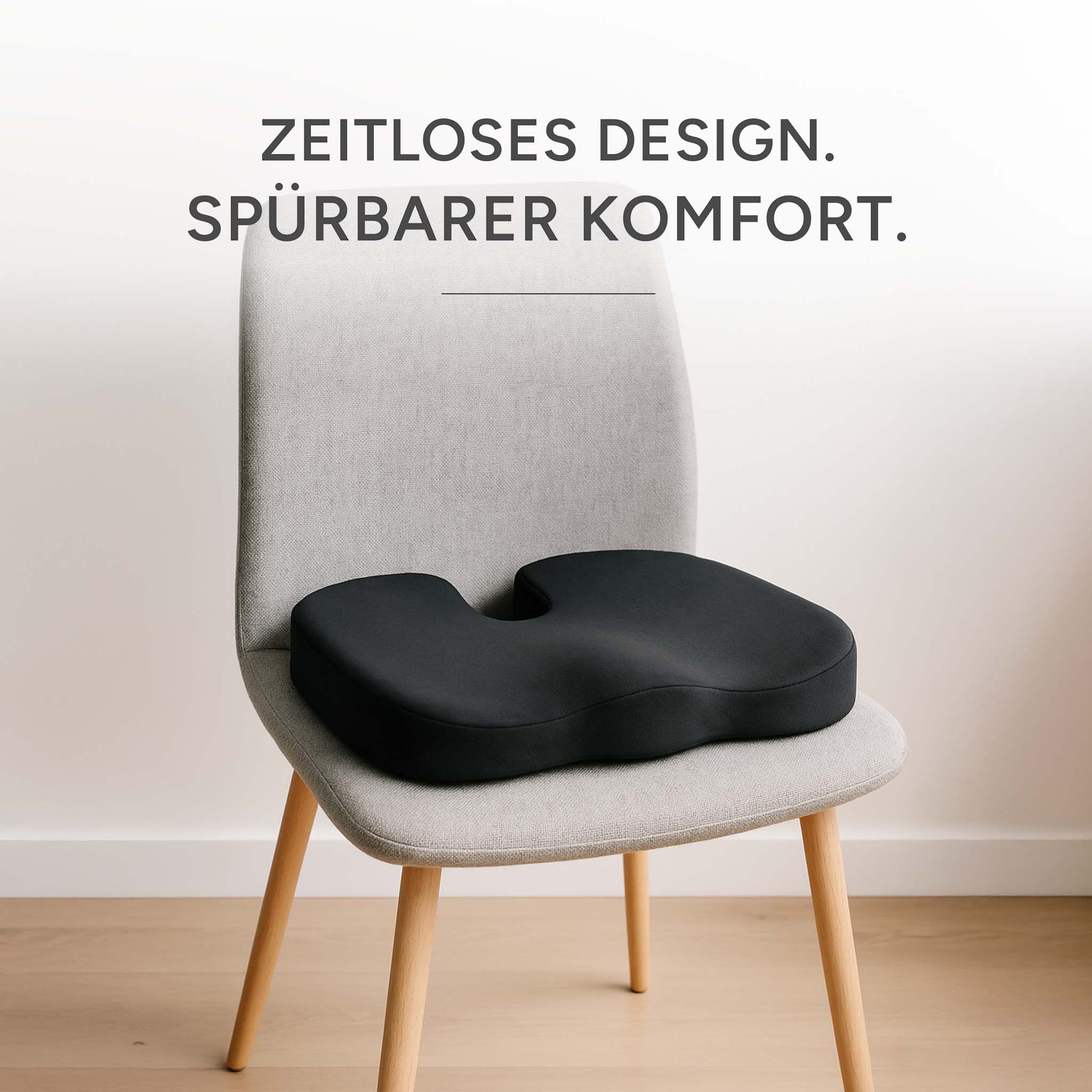 Schwarzes Sitzkissen auf einem Stuhl. Text: Zeitloses Design. Spürbarer Komfort.