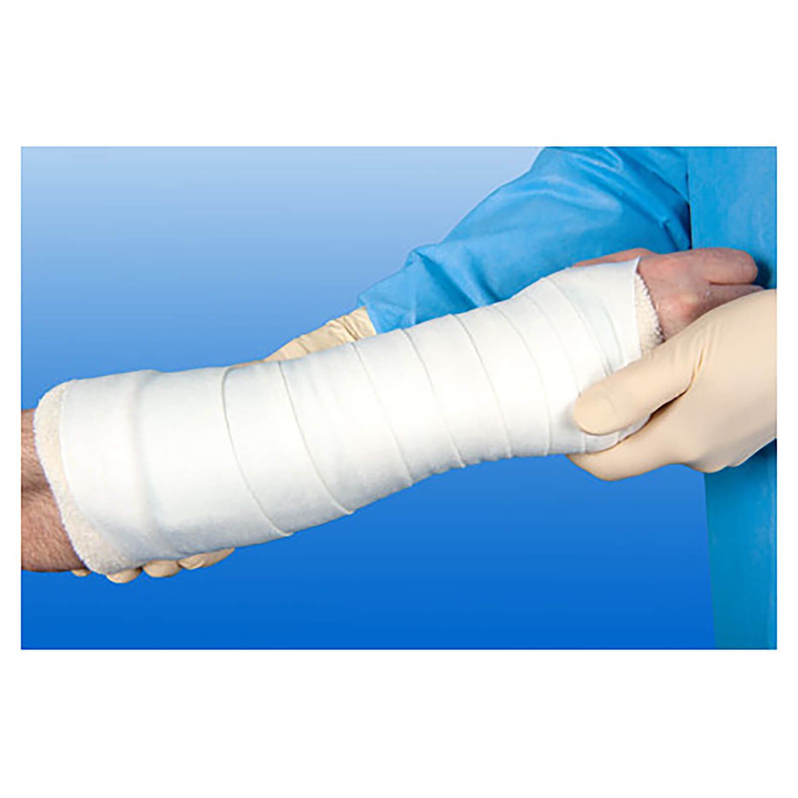 Weißes Trikotschlauchverband am Arm einer Person. Hände mit Handschuhen halten den Verband.