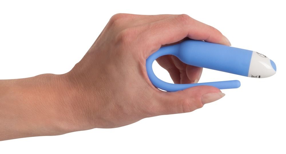 Blauer Dilator, gehalten in einer Hand. Die Spitze ist weiß. Das Produkt ist gebogen.