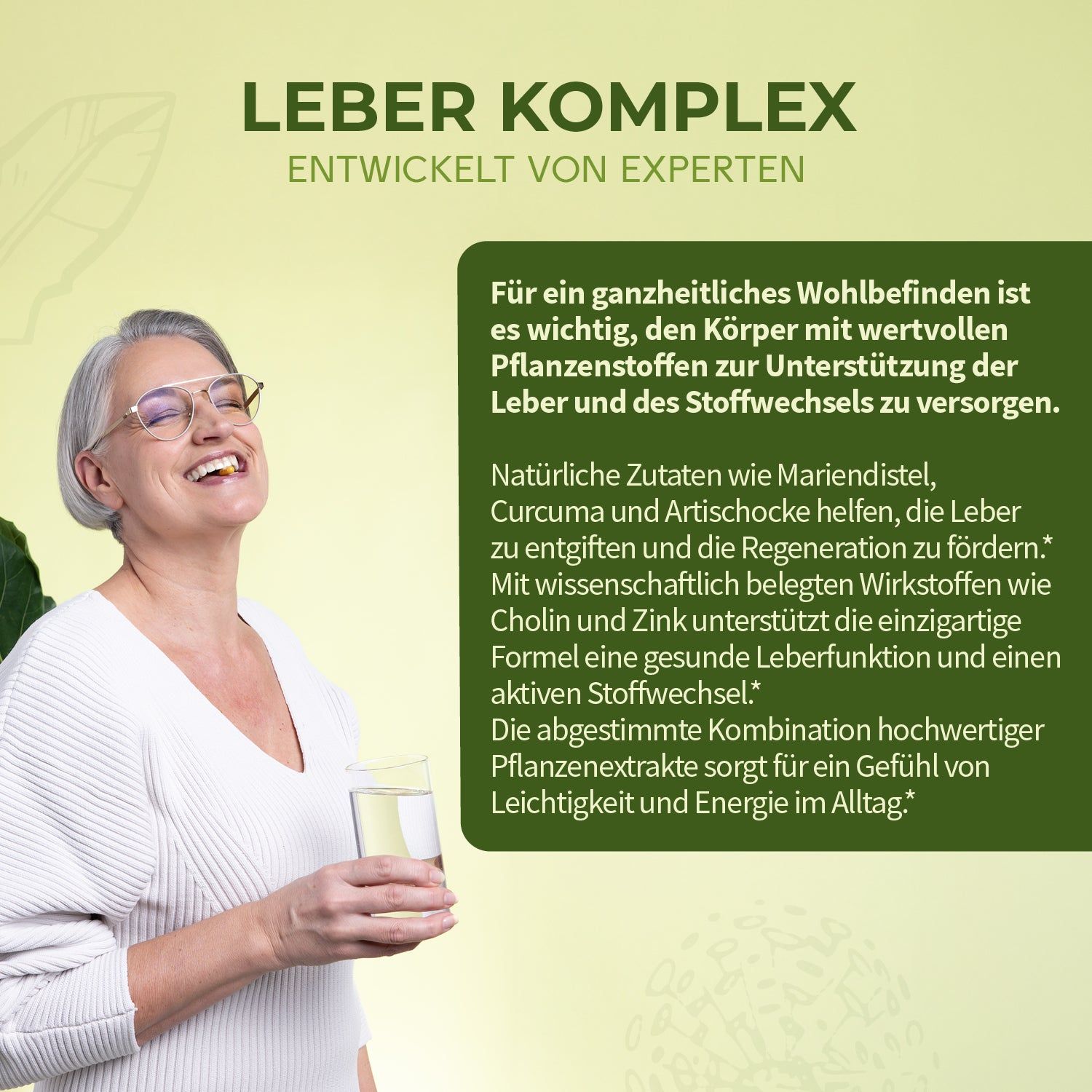 Frau mit Brille hält ein Glas Wasser. Flasche Leber Komplex. Natürliche Zutaten wie Mariendistel, Curcuma und Artischocke.