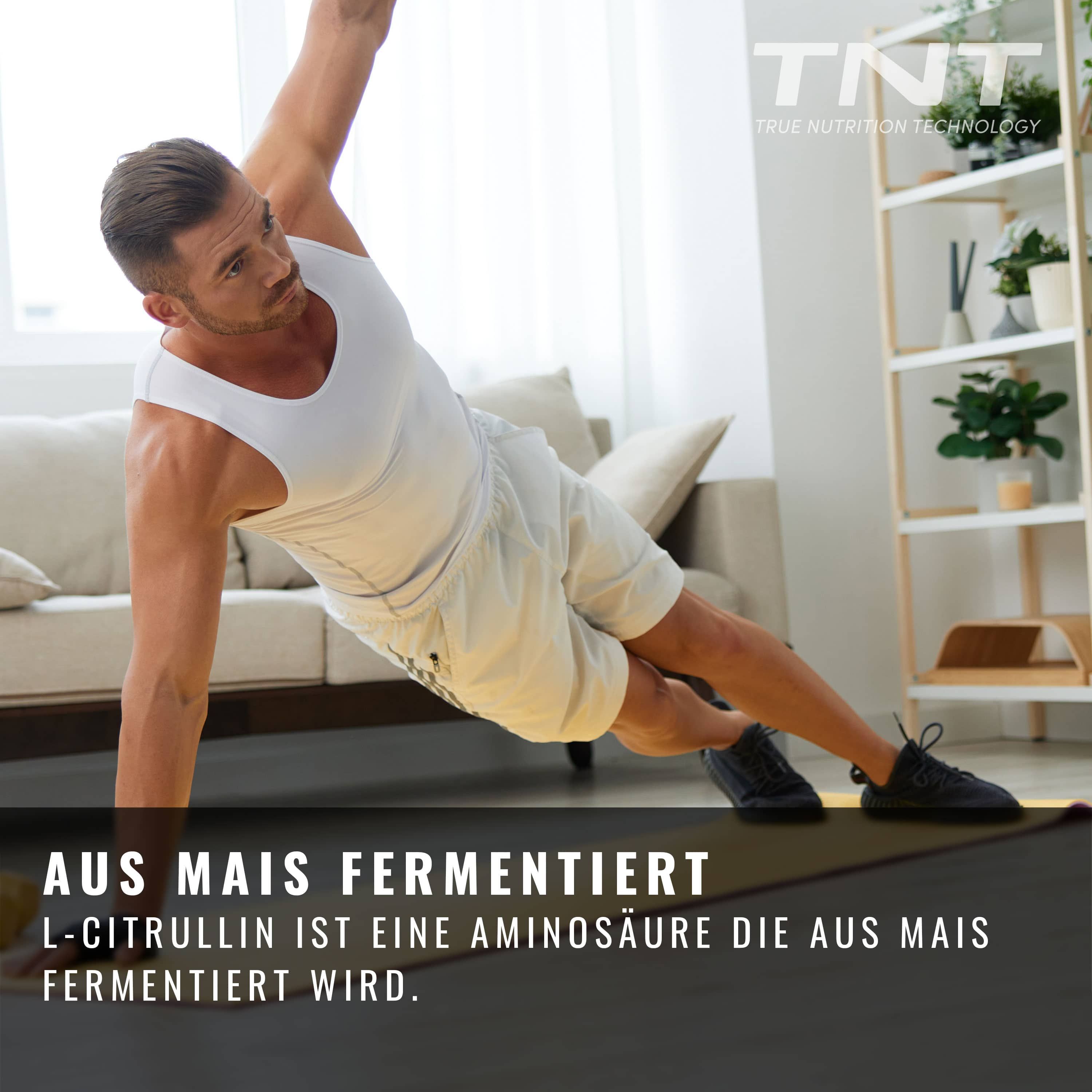 Mann trainiert im Haus. Text: AUS MAIS FERMENTIERT. L-Citrullin ist eine Aminosäure, die aus Mais fermentiert wird.