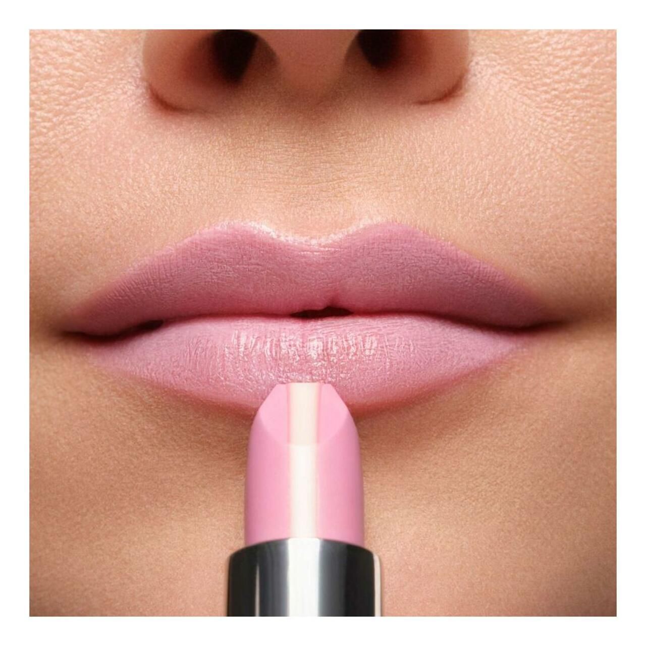 Lippen mit rosa Lippenstift. Der Lippenstift hat eine helle Mitte. Der Lippenstift wird auf die Lippen aufgetragen.