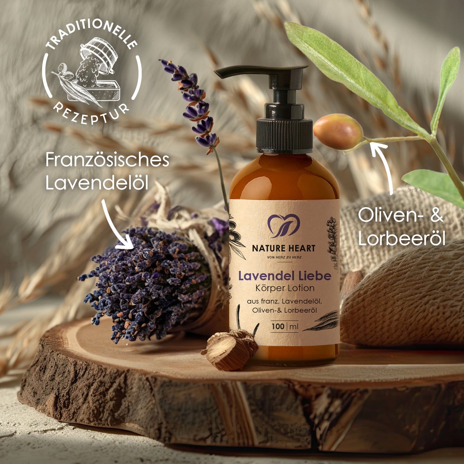 Braune Flasche mit schwarzem Pumpverschluss auf Holz. Lavendel, Olivenzweig. Etikett mit Produktnamen und Logo. Text: Lavendel Liebe.