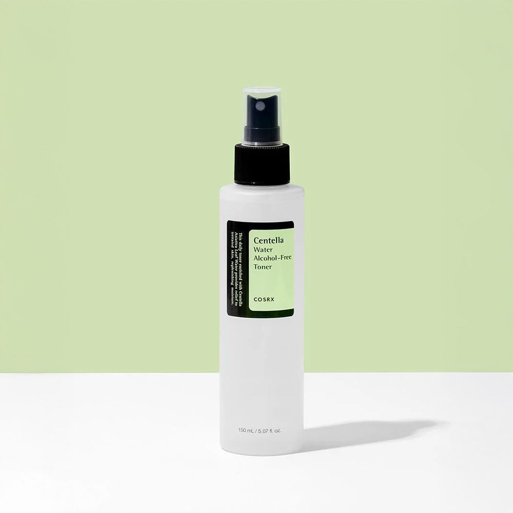 COSRX Centella Wasser alkoholfreies Gesichtswasser in transparenter Sprühflasche.