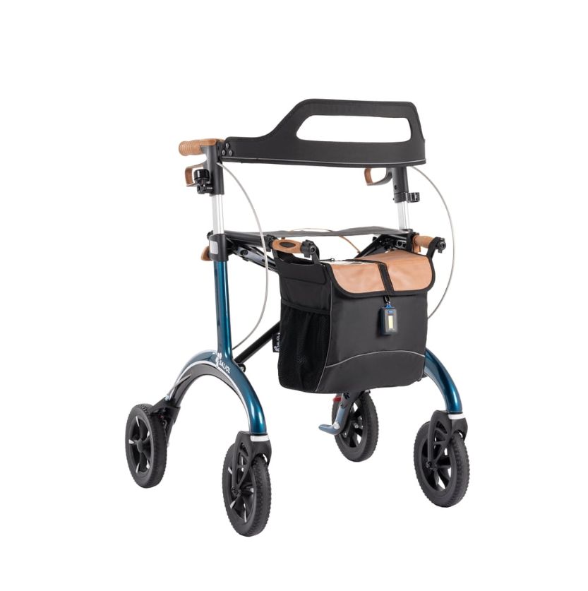 Blauer Rollator mit vier Rädern, Tasche und Sitz. Braune Griffe, schwarze Tasche.
