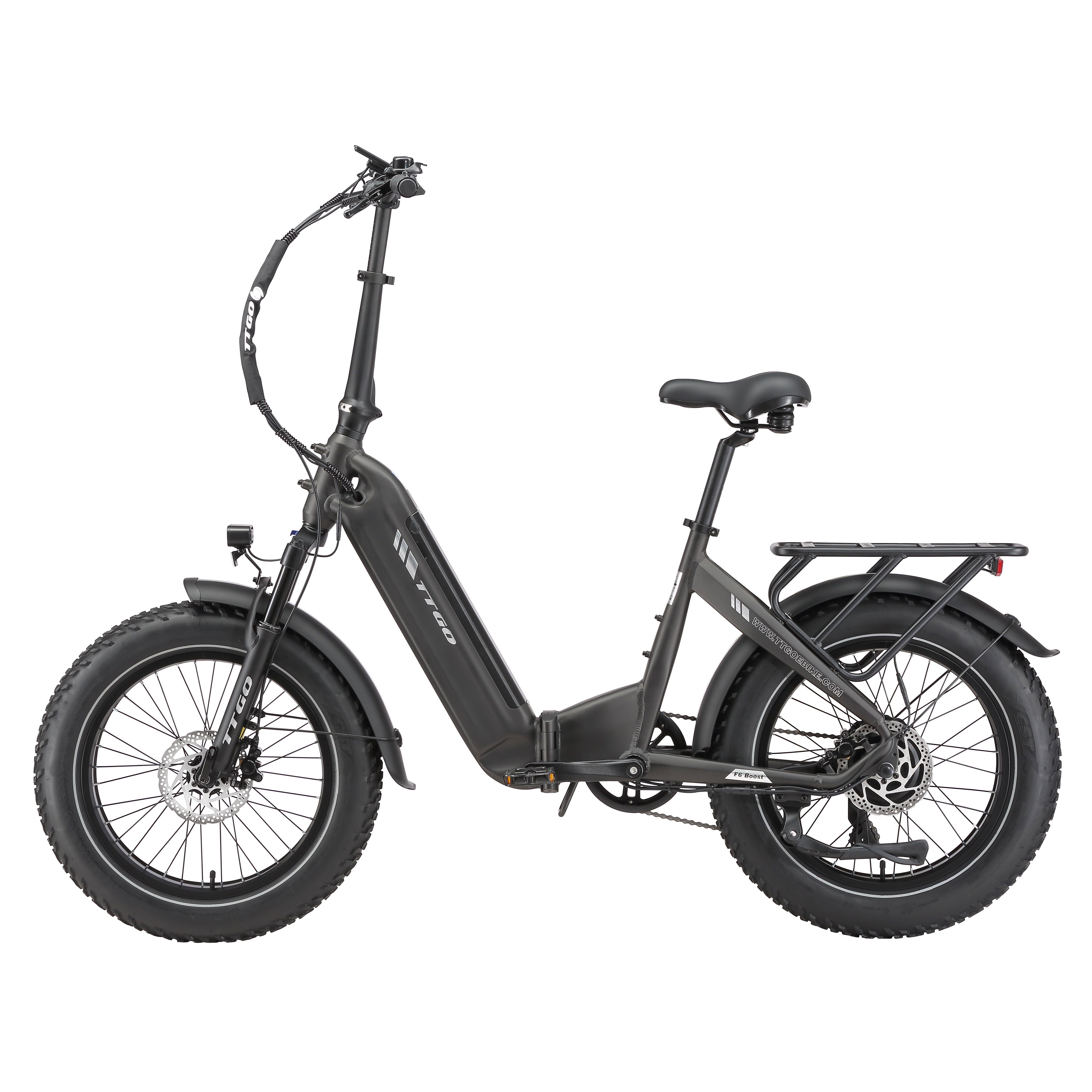 Schwarzes, zusammenklappbares Elektrofahrrad. Breite Reifen, Gepäckträger. TTGO-Logo sichtbar.