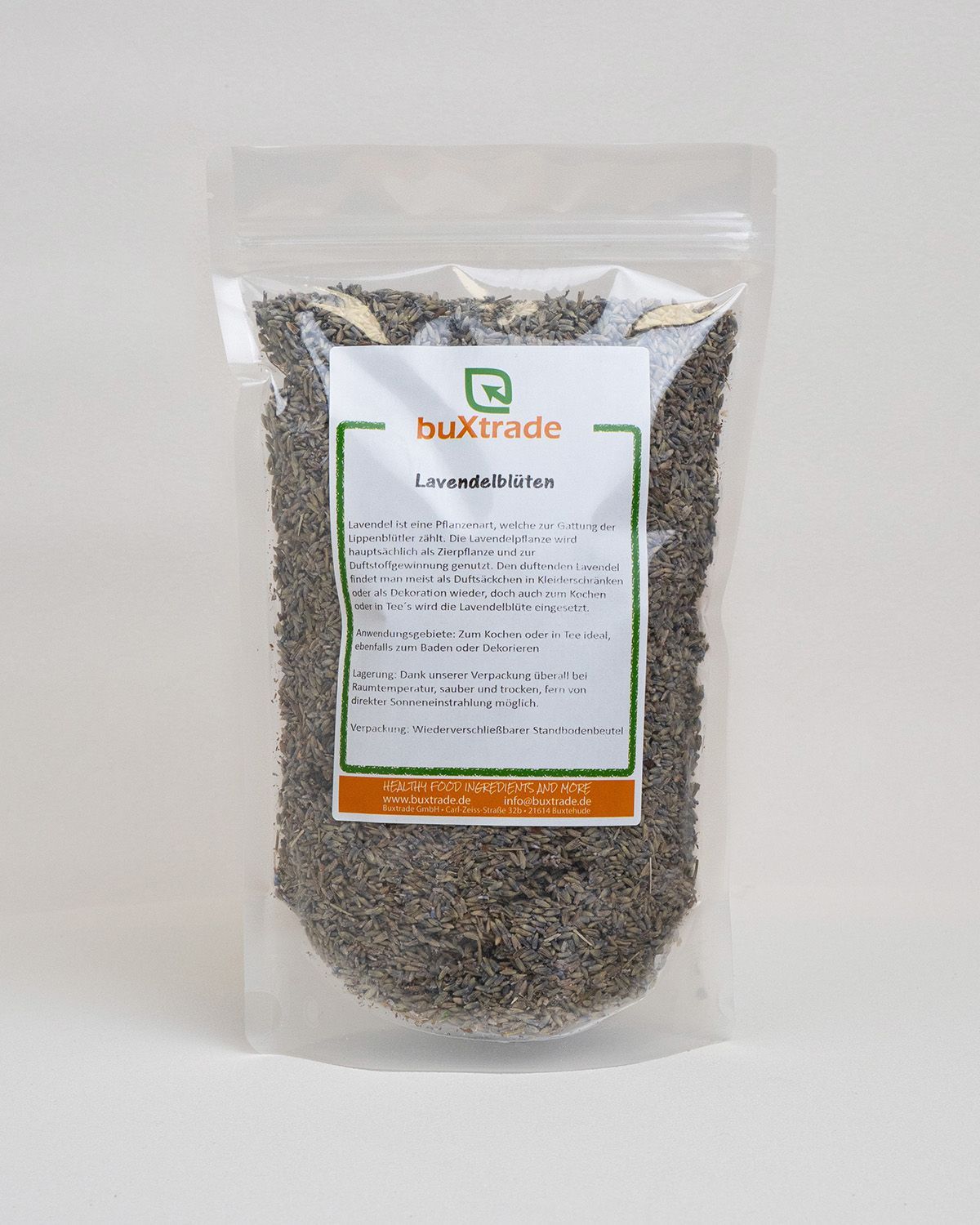 Transparente Tüte mit getrockneten Lavendelblüten. Auf dem Etikett steht "buXtrade Lavendelblüten".