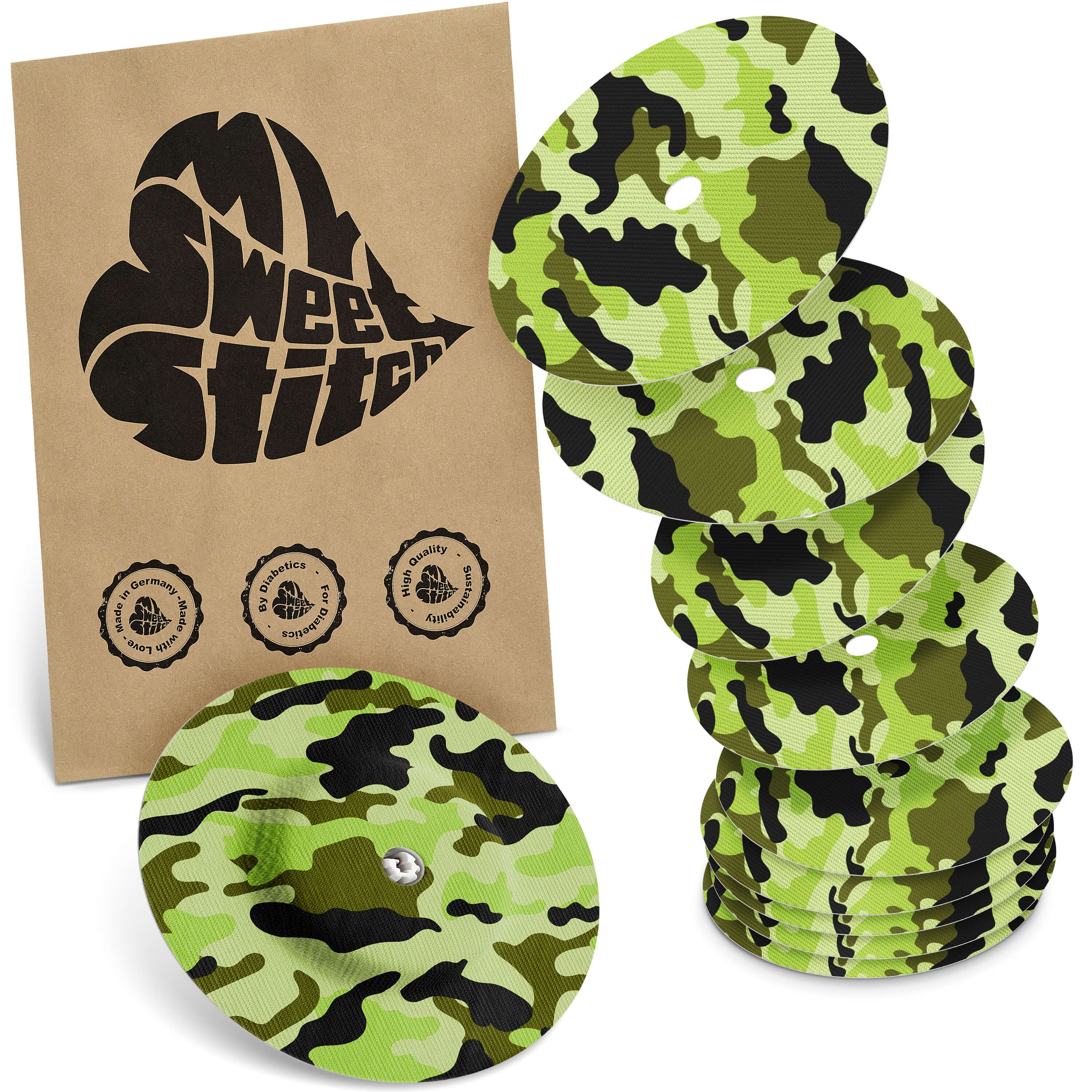 Mehrere runde Patches mit Tarnmuster, neben einer braunen Verpackung mit Logo. Logo: MySweetStitch.