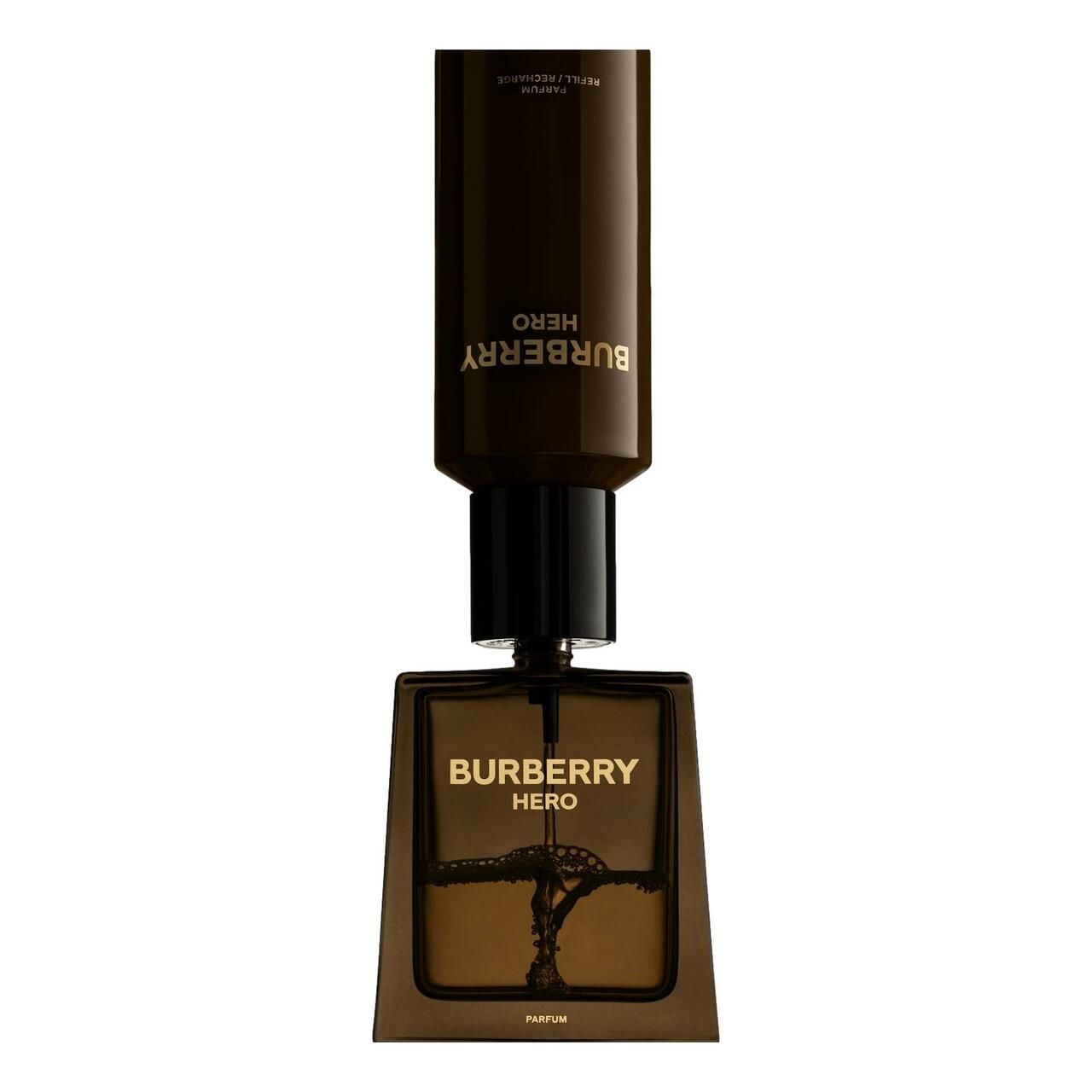 Burberry Hero Parfum Refill-Flasche wird in einen Flakon gefüllt. Beide braun mit schwarzem Deckel. Aufschrift: Burberry Hero.