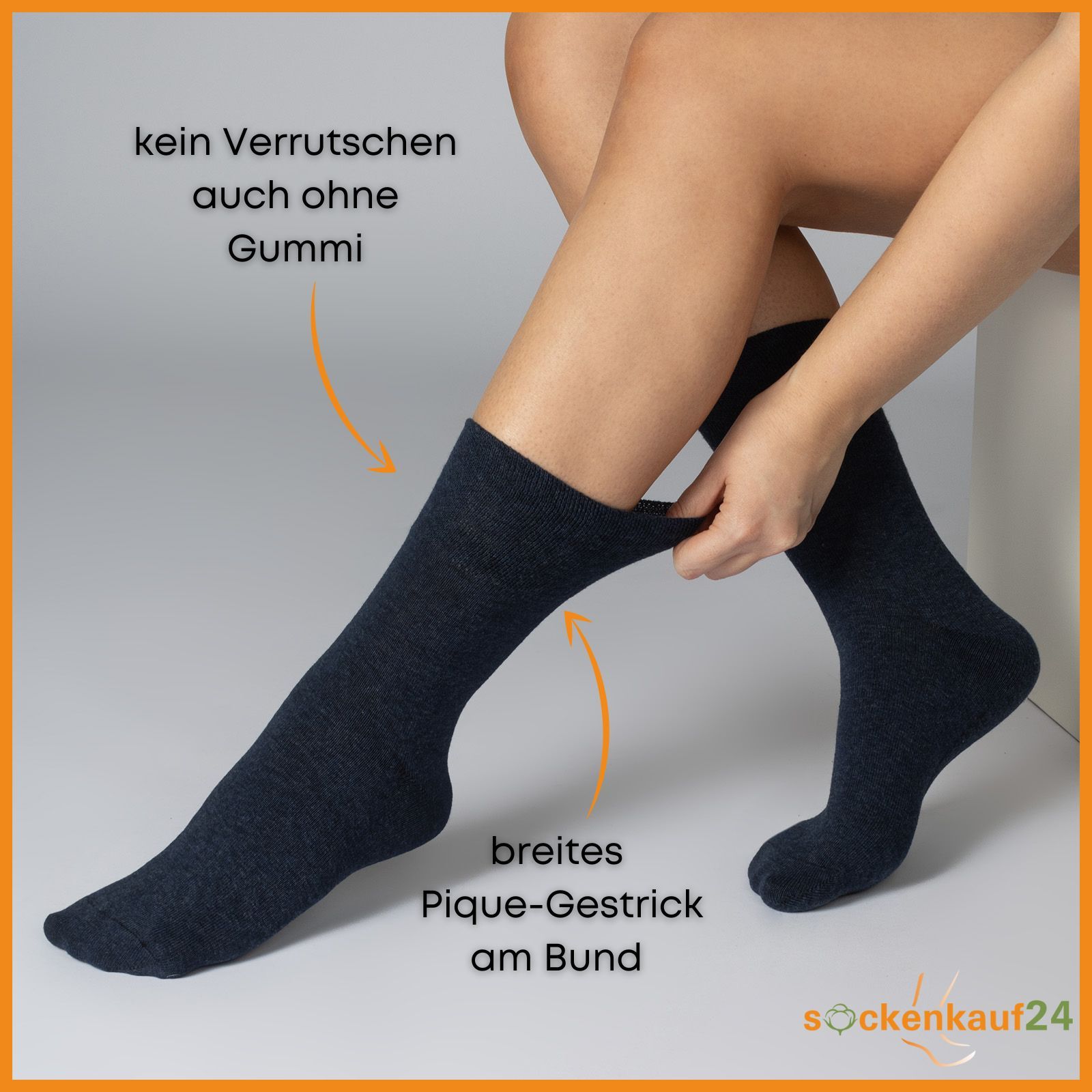 Eine Person trägt eine dunkelblaue Socke. Text: kein Verrutschen auch ohne Gummi, breites Pique-Gestrick am Bund.