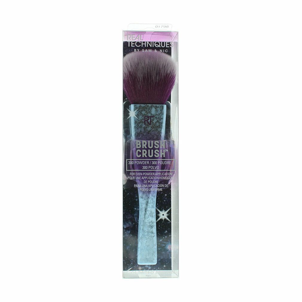 Puderpinsel in Verpackung. Lila Borsten, silberfarbener Griff. Text: Brush Crush, Real Techniques.
