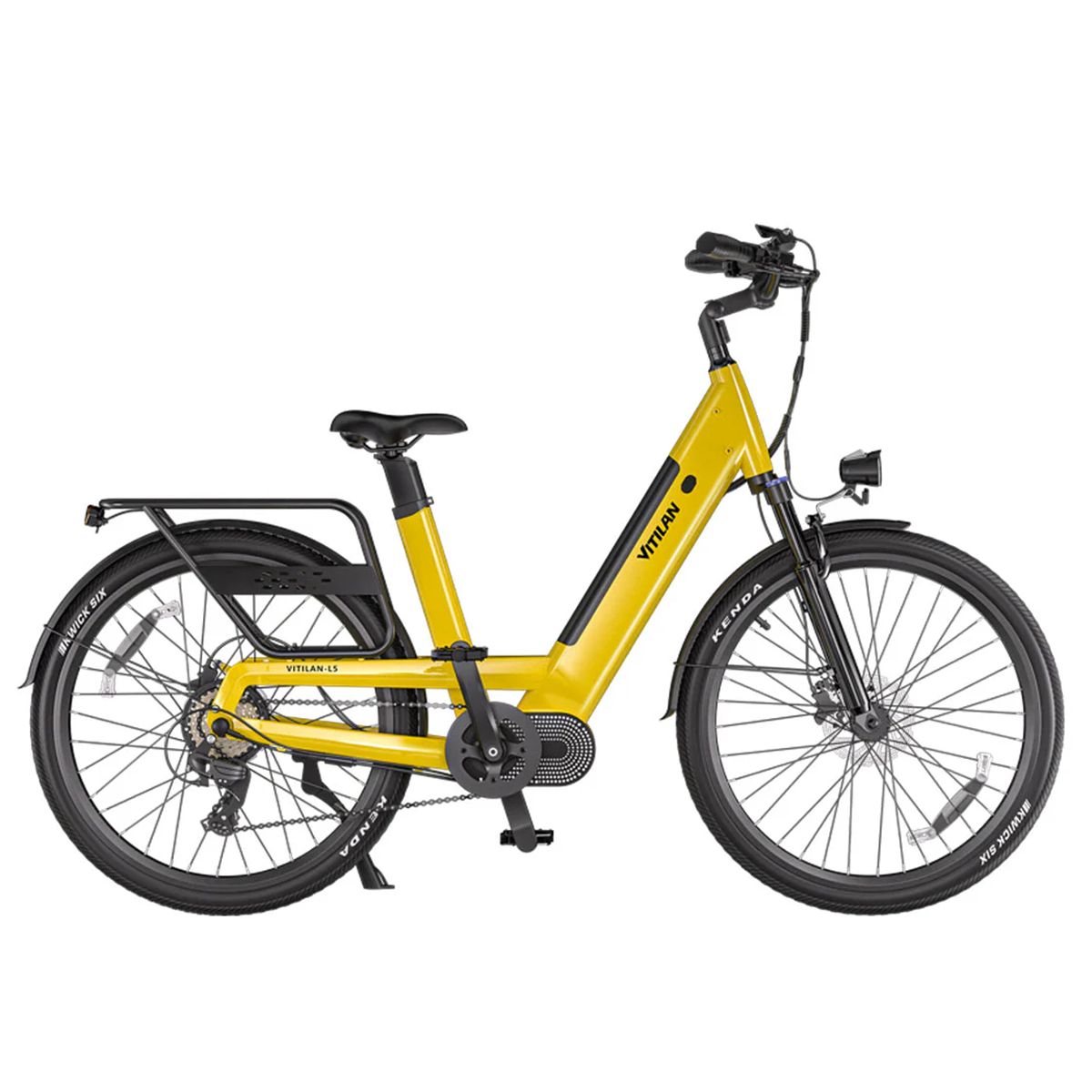Gelbes Vitilan L5 E-Bike. Schwarze Reifen, Gepäckträger, Scheinwerfer. Kenda-Reifenbeschriftung.