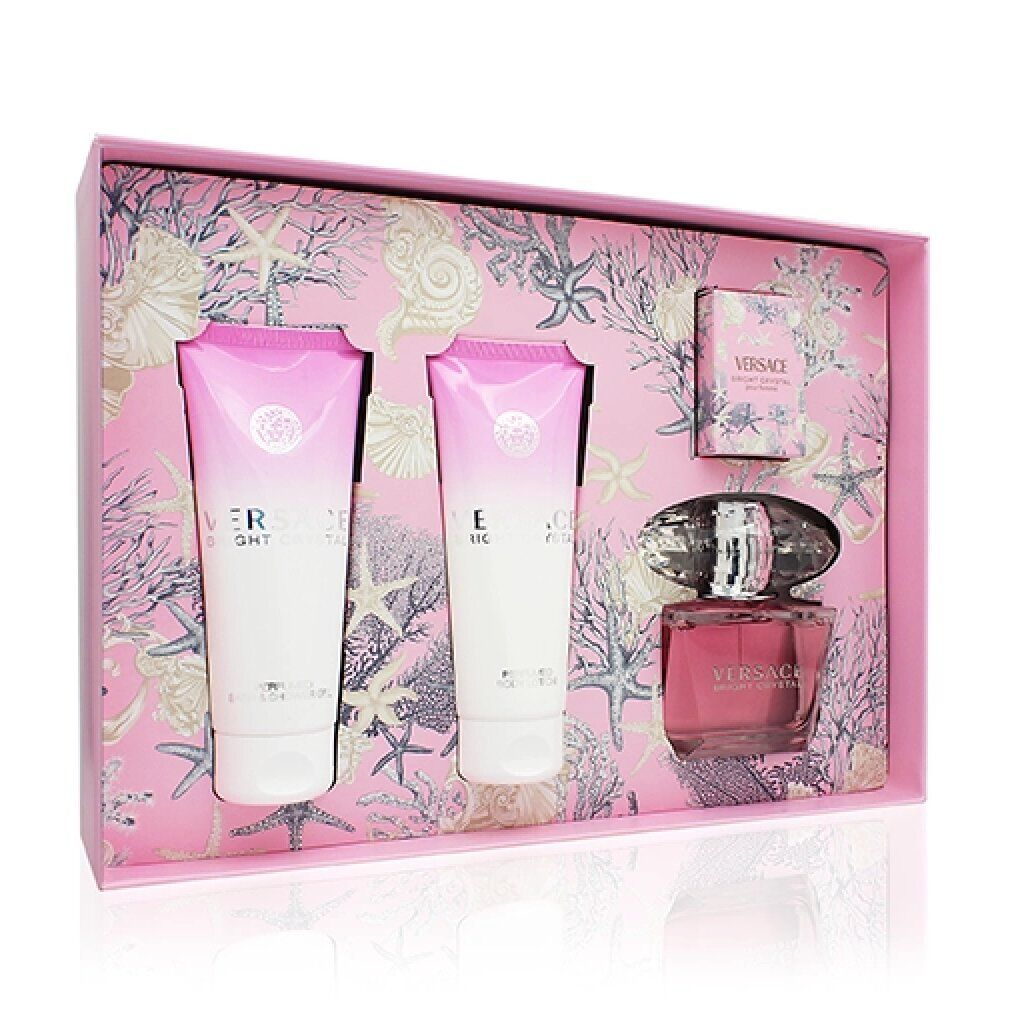Geöffnete Geschenkbox mit zwei Tuben, einer Parfumflasche und einer kleinen Schachtel. Rosa Innenraum mit Meeresmotiven.