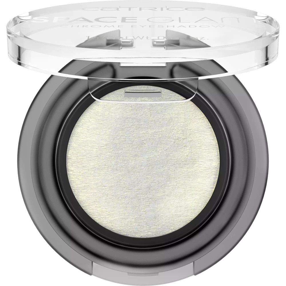 Runder Lidschatten-Tiegel mit silbernem Lidschatten. Schwarzer Behälter mit geöffnetem, transparentem Deckel. Schriftzug: Catrice, Space Glam.
