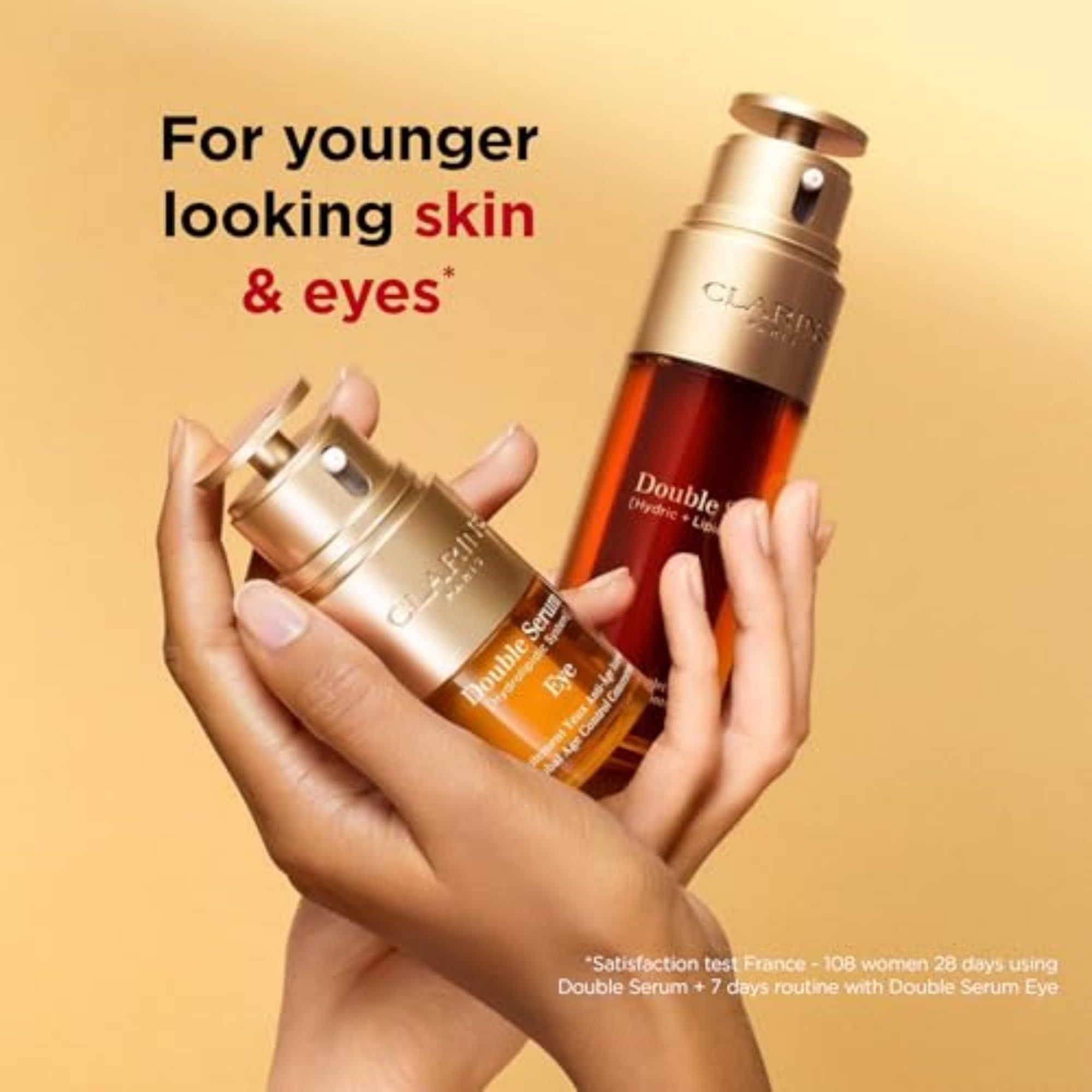 Zwei Flakons Double Serum Eye in Händen. Text: For younger looking skin & eyes.