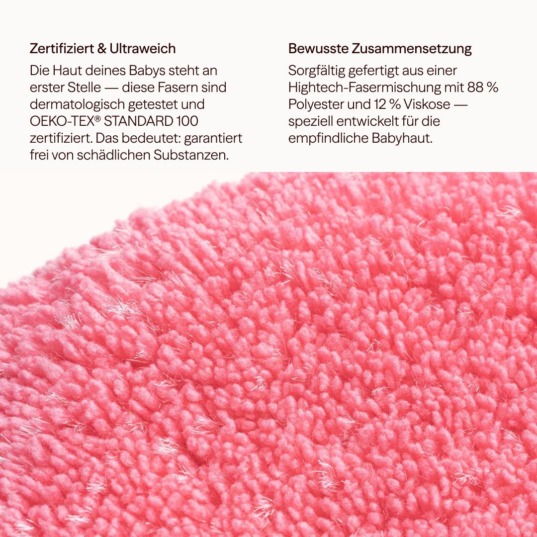 Nahaufnahme eines pinkfarbenen Waschpads. Text: Zertifiziert & Ultraweich, Bewusste Zusammensetzung. OEKO-TEX® Standard 100 zertifiziert.