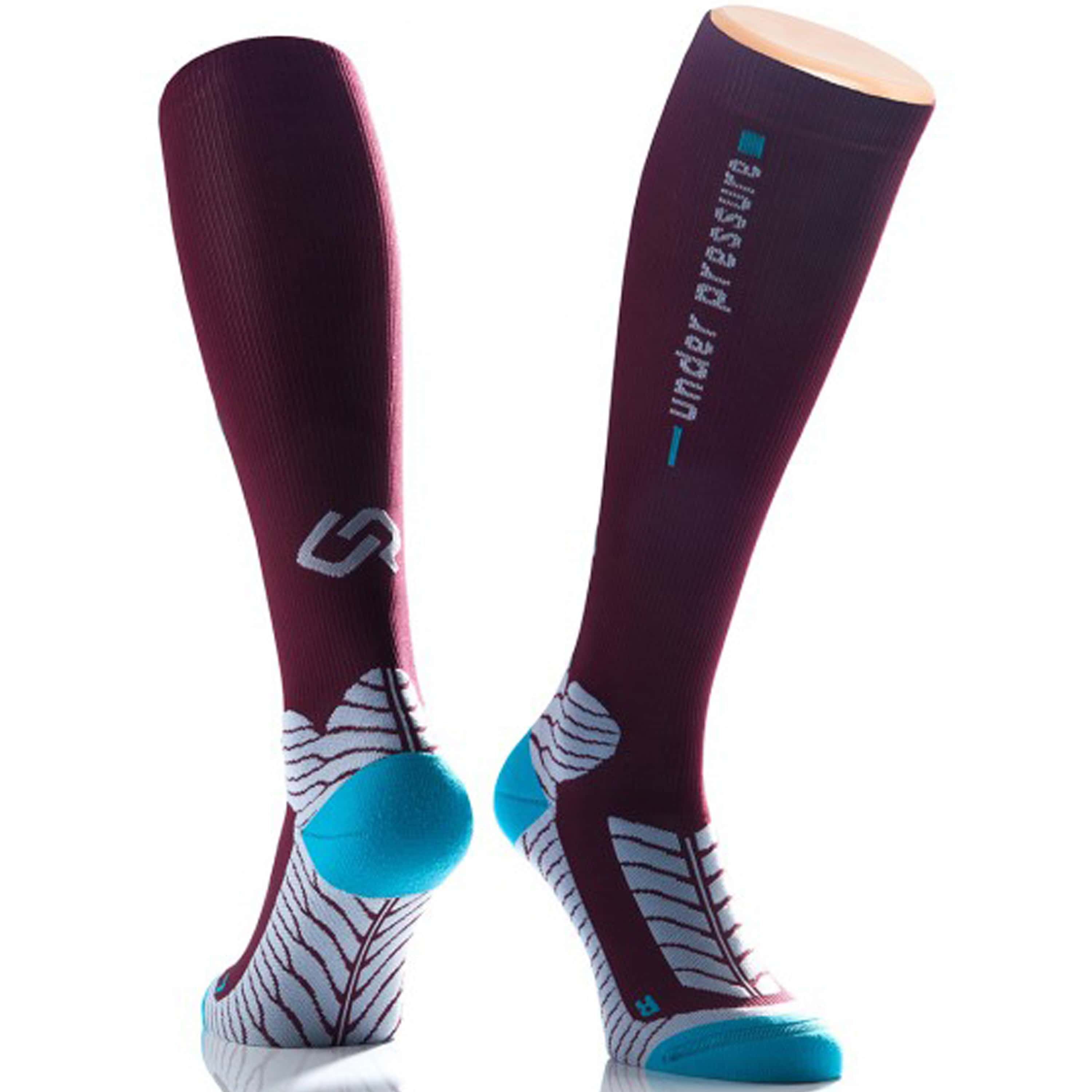 Kompression-Laufsocken, bordeauxfarben mit blauem Fußteil. Logo und Schriftzug "under pressure" sichtbar. Weiß-graue Musterung an Ferse und Wade.