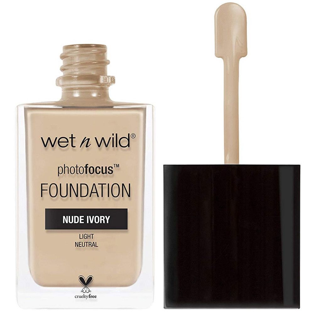 Flüssige Foundation mit Applikator. Farbton Nude Ivory. Marke Wet n Wild, Photofocus.