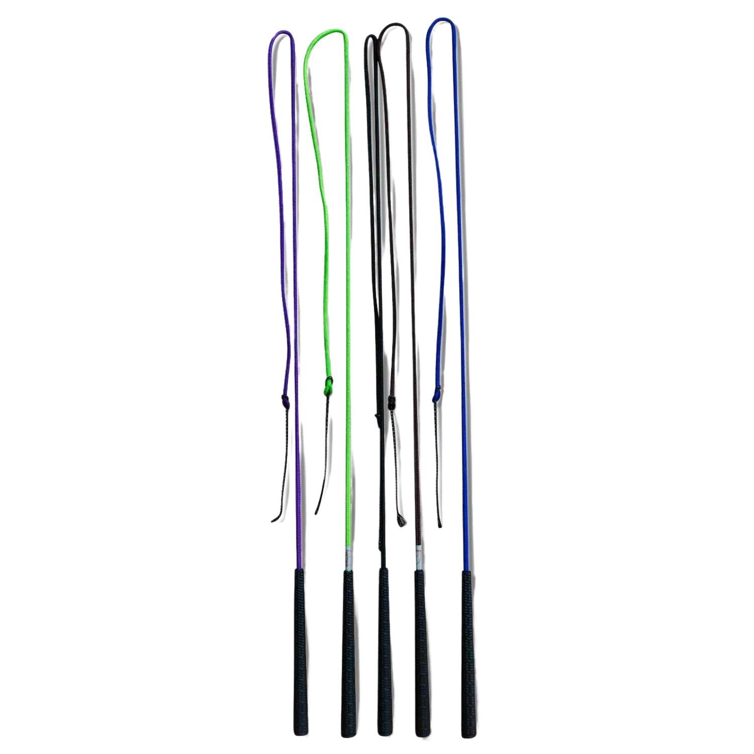Mehrfarbige Peitschen mit schwarzen Griffen. Farben: Lila, Grün, Schwarz und Blau.  Schlanke Form.