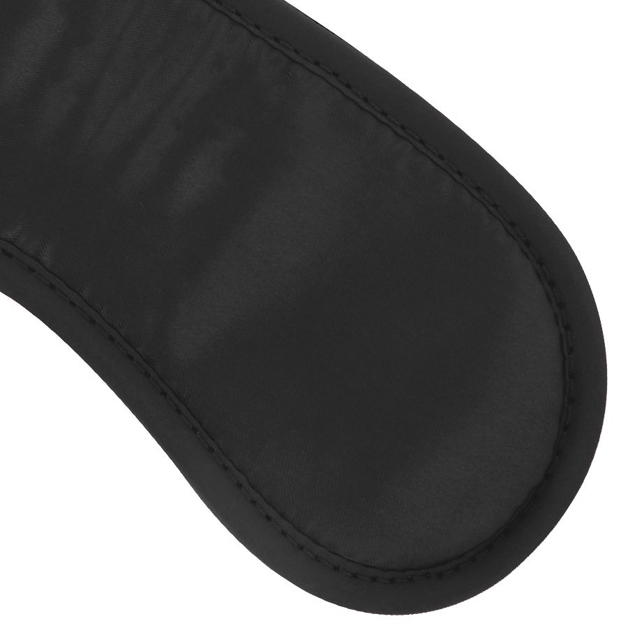 Nahaufnahme einer schwarzen Augenmaske. Satin-Oberfläche mit genähter Kante. Ovale Form.