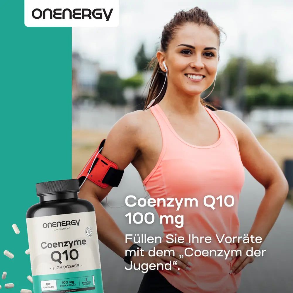 Frau mit Sportkleidung und Kopfhörern. Flasche mit Coenzym Q10. Text: OnEnergy, Coenzym Q10 100 mg. Füllen Sie Ihre Vorräte.