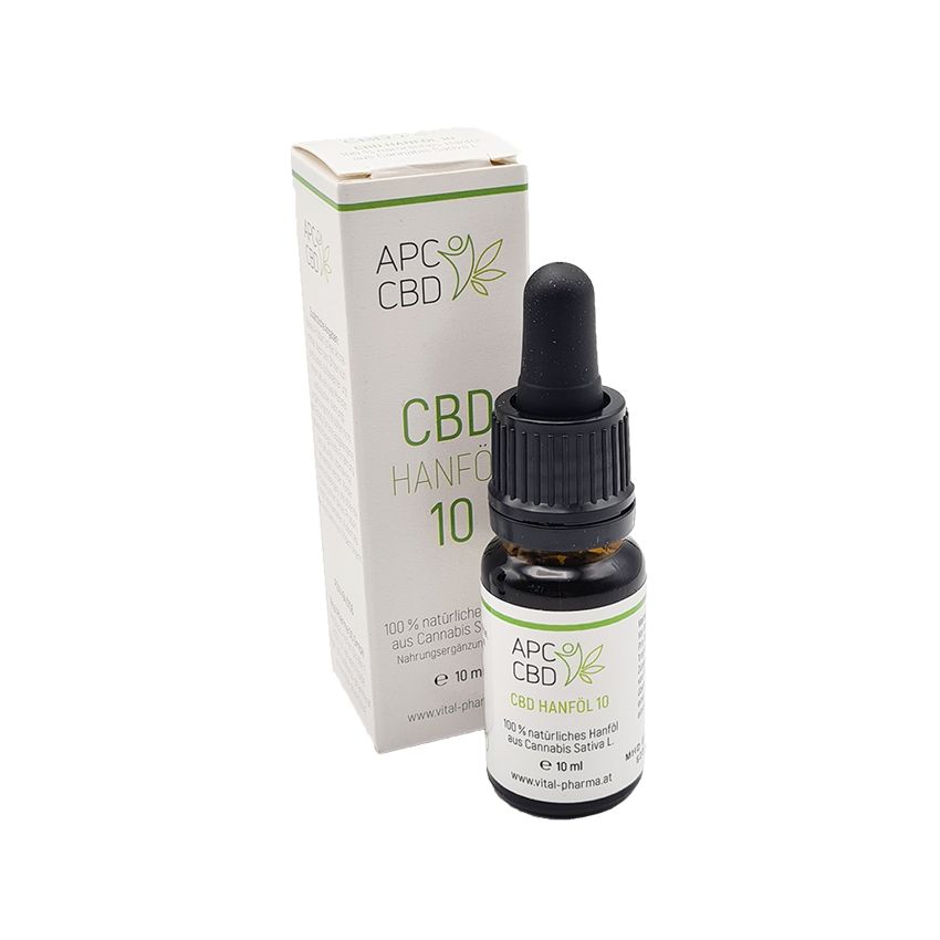 Braune Glasflasche mit schwarzem Tropfer und weißer Verpackung. Aufschrift: APC CBD, CBD Hanföl 10.
