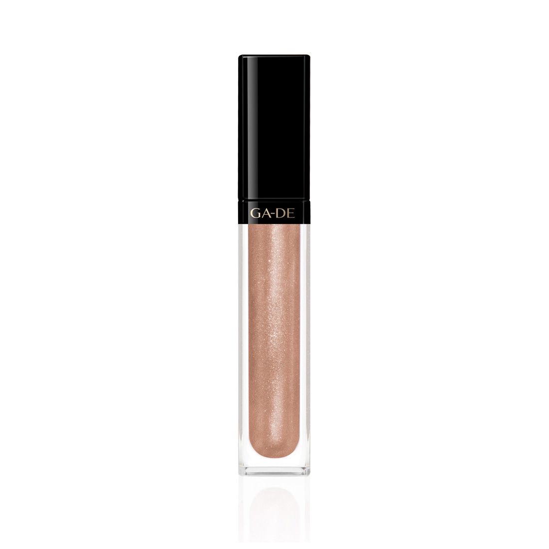Lipgloss mit schwarzem Deckel. Der transparente Behälter enthält eine schimmernde, rosafarbene Flüssigkeit. Der Markenname GA-DE ist sichtbar.