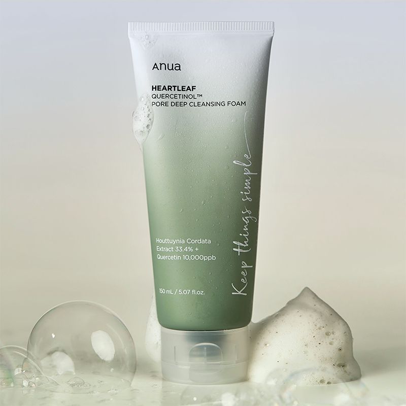 Tube mit Schaum und Blasen. Produktname: Heartleaf Quercetinol Pore Deep Cleansing Foam. Grün-weiße Farbgebung. Text: Keep things simple.