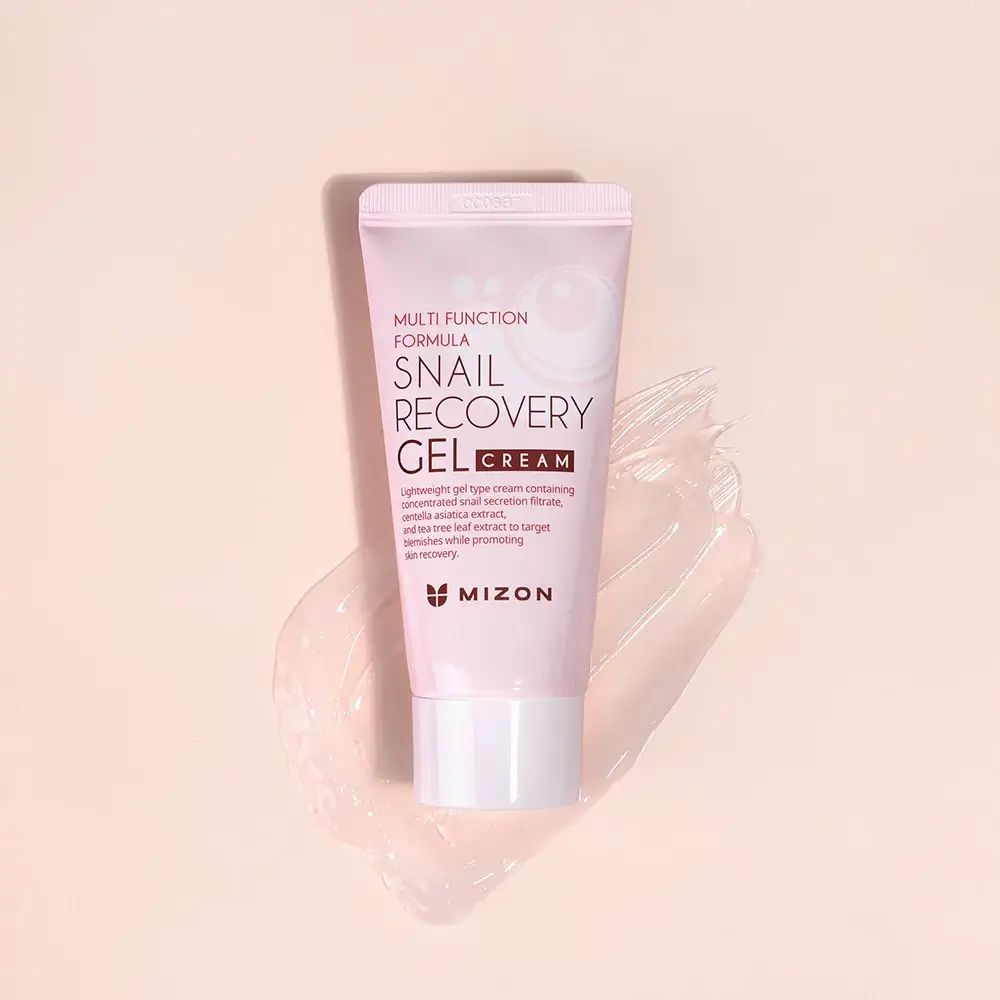 Rosa Tube mit weißem Deckel. Aufschrift: Snail Recovery Gel Cream. Marke: MIZON. Auf rosa Untergrund mit Creme.