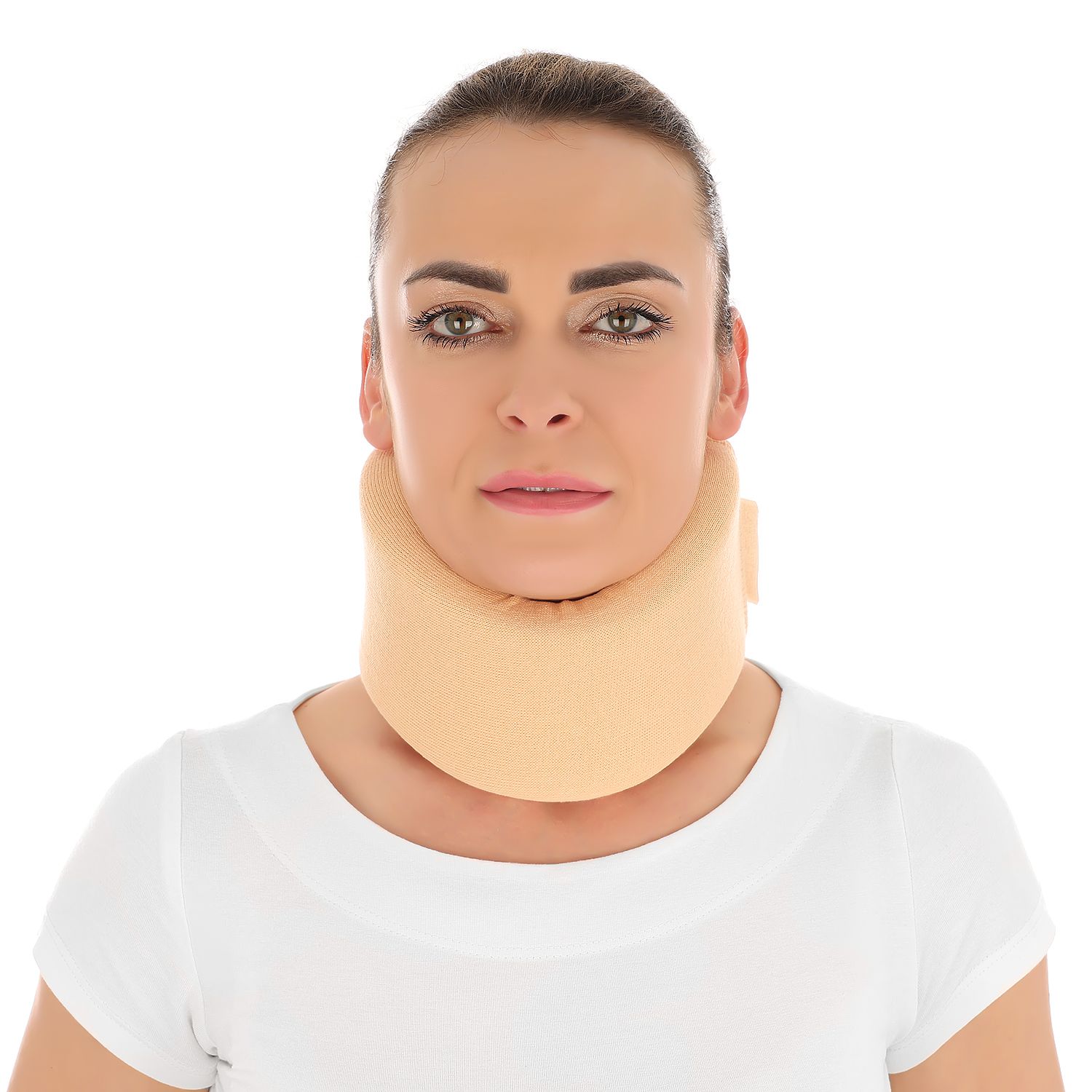 Beigefarbene Nackenstütze an einer Frau. Frontale Ansicht. Weiches Material, Klettverschluss. Halsstabilisierung.