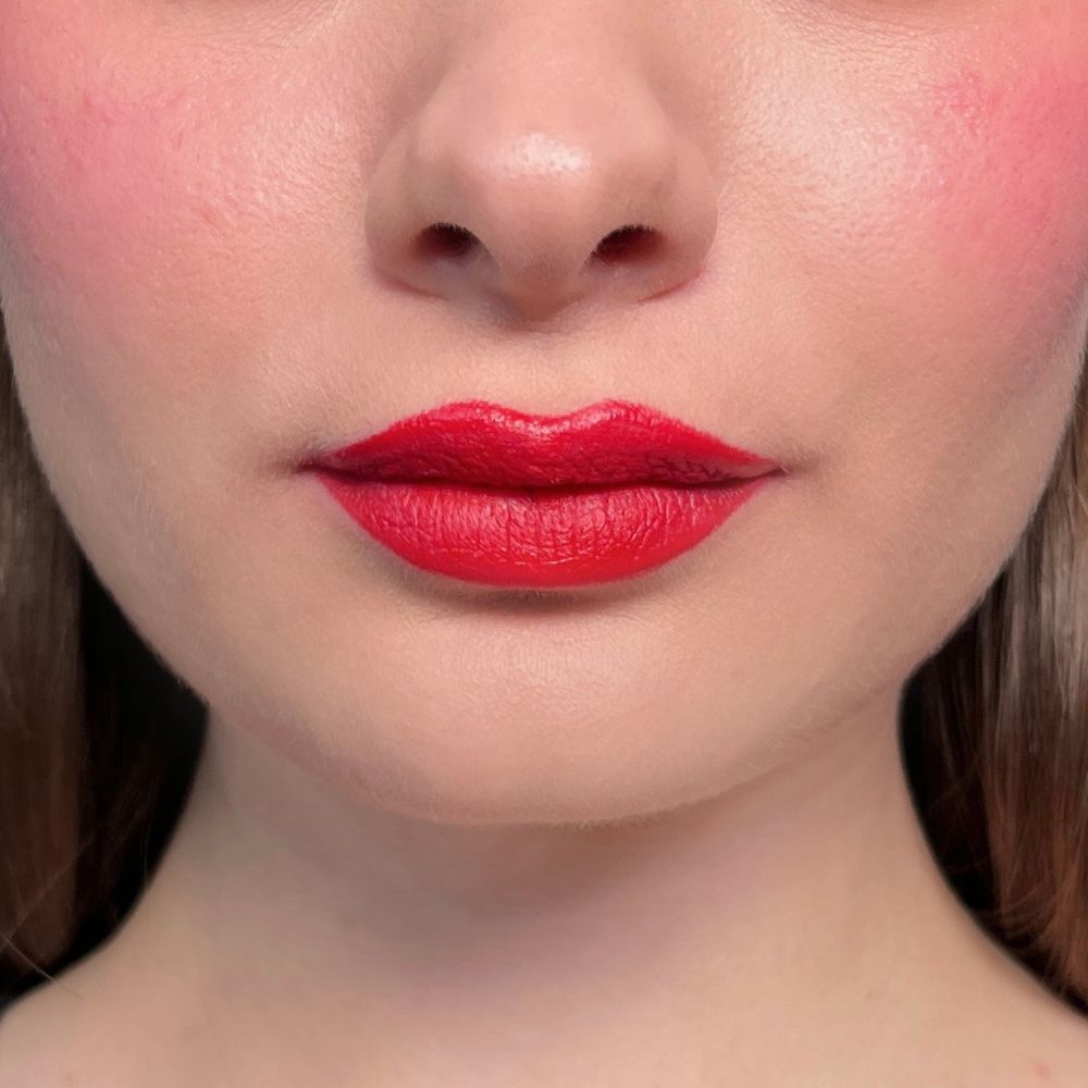 Nahaufnahme von Lippen mit rotem Lippenstift. Haut mit Rouge. Produkt: ALL TIGERS.