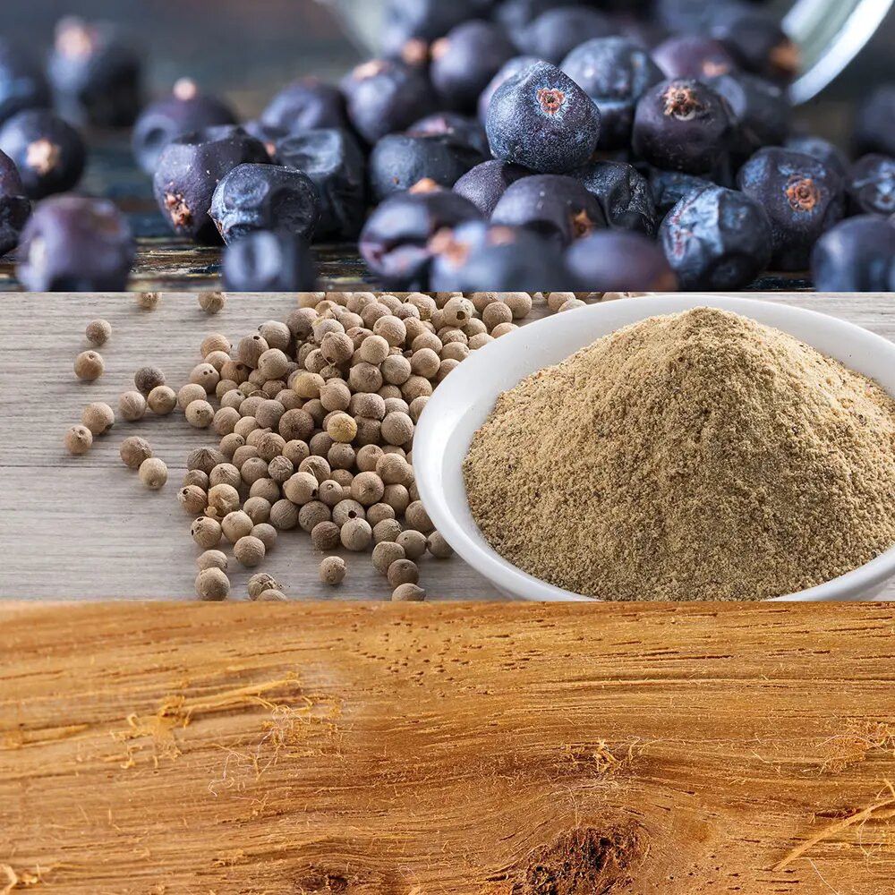 Nahaufnahme von Wacholderbeeren, Pfefferkörnern, und Pulver in einer Schale. Holzstück im Hintergrund.