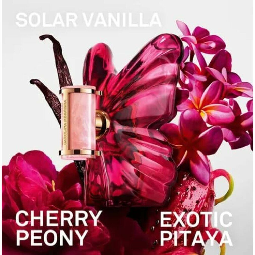 Rosa Flakon mit goldfarbenen Details und Schmetterlingsflügel-Design. Aufschrift: Carolina Herrera. Umgeben von Blumen.