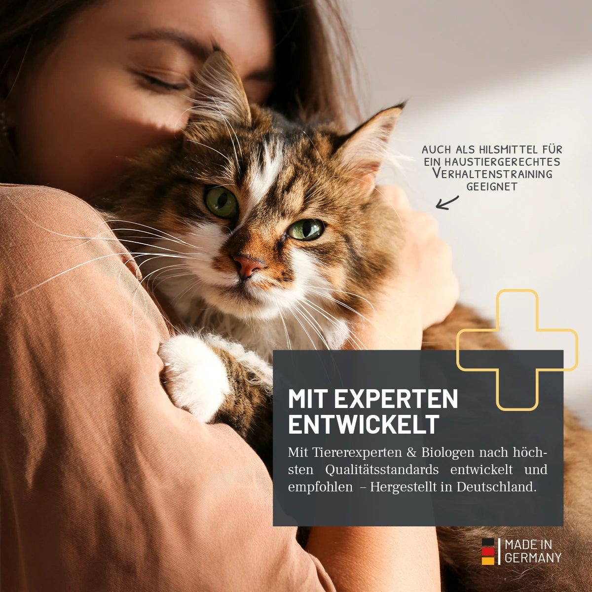 Frau umarmt Katze. Text: Auch als Hilfsmittel für ein haustiergerechtes Verhaltenstraining geeignet. Logo: Made in Germany.