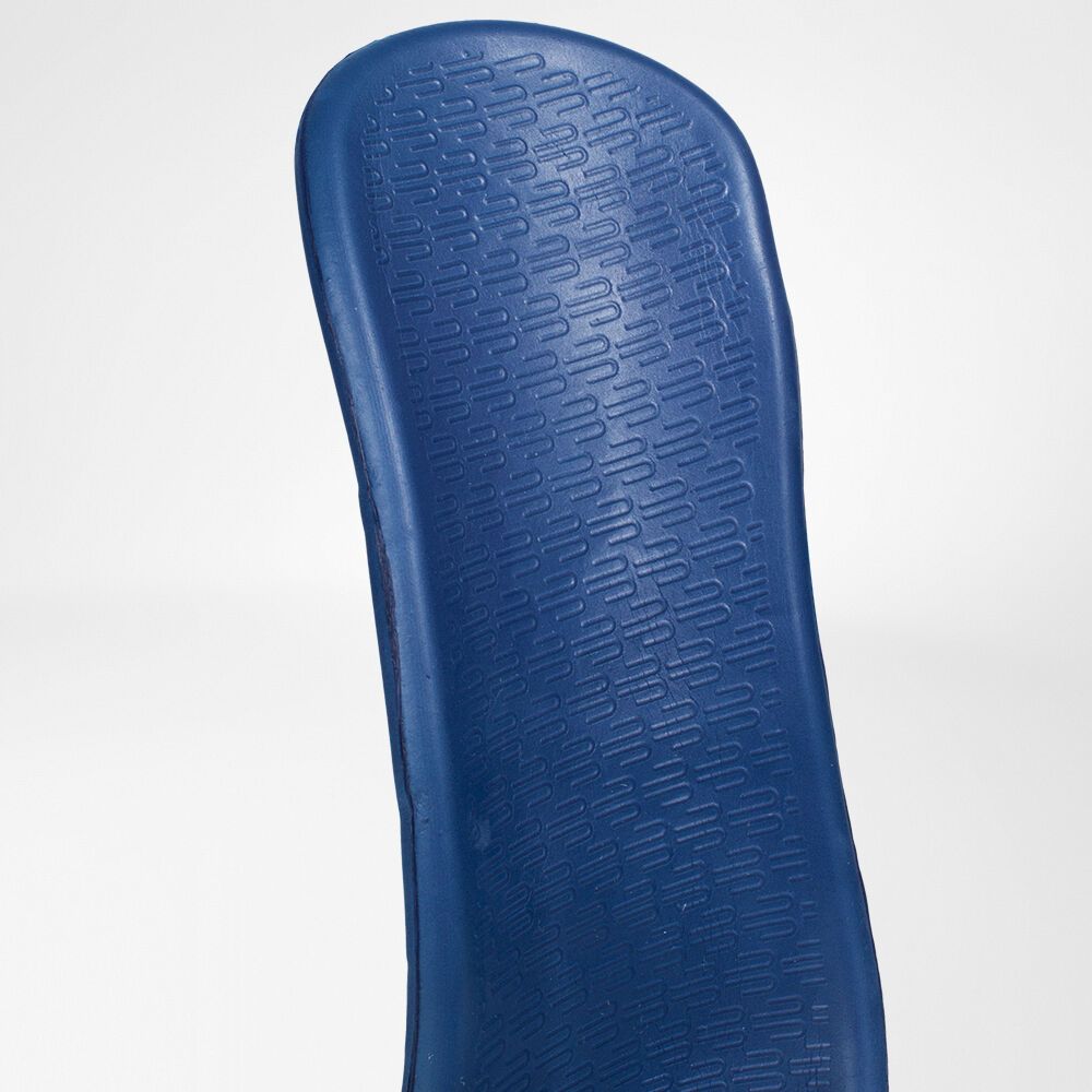 Blaue, längliche Innensohle mit geprägtem Muster. Die Sohle ist aus Kunststoff gefertigt und hat eine abgerundete Form.