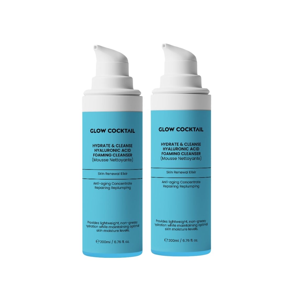 Zwei Flaschen Glow Cocktail Hydrate & Cleanse Hyaluronsäure-Reinigungsschaum. Weiße Pumpköpfe, blaue Etiketten mit Text.
