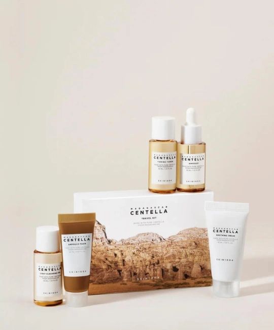 Reiseset mit Hautpflegeprodukten. Enthält Flaschen und Tuben mit weißer und brauner Verpackung. Aufschrift: Madagascar Centella Travel Kit.