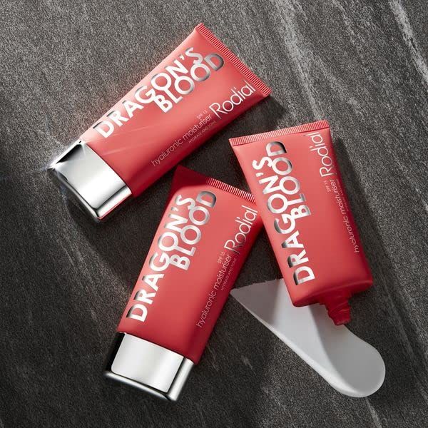 Drei rote Tuben mit weißer Schrift. Aufschrift: DRAGON'S BLOOD, Rodial. Silberfarbener Verschluss. Produktname: Hyaluronic Moisturiser. Auf grauem Untergrund.
