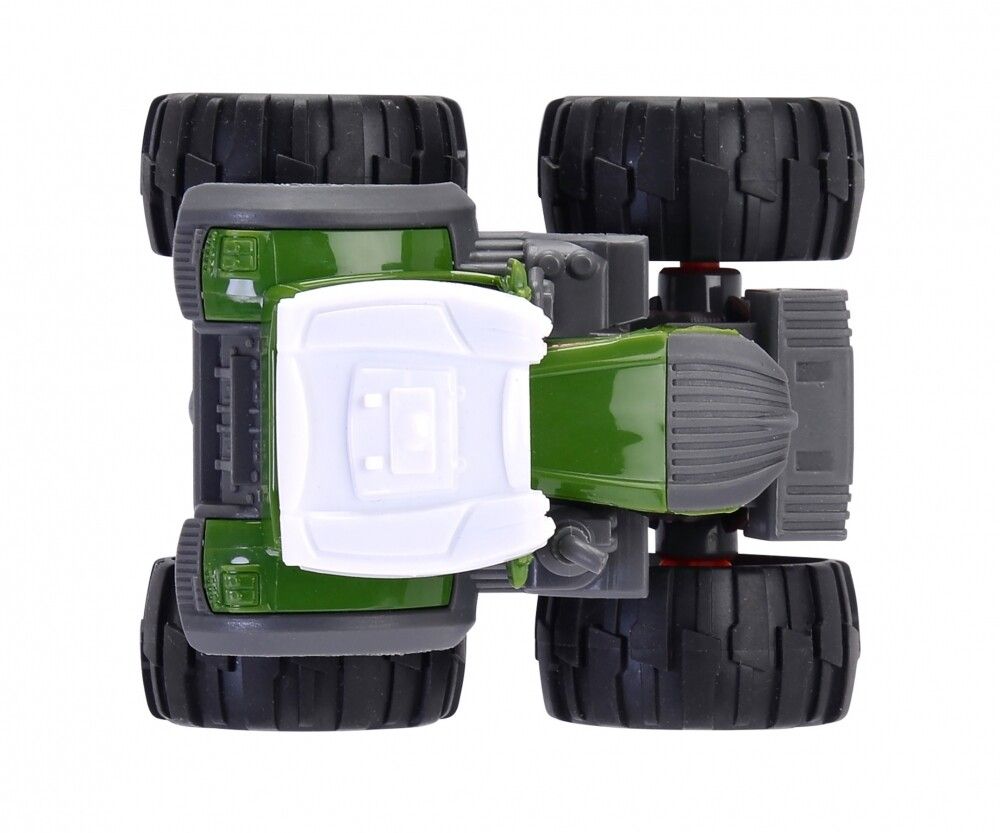 Draufsicht auf grünen Spielzeugtraktor mit schwarzen Reifen und roten Felgen. Weißes Dach. Auf weißem Hintergrund.