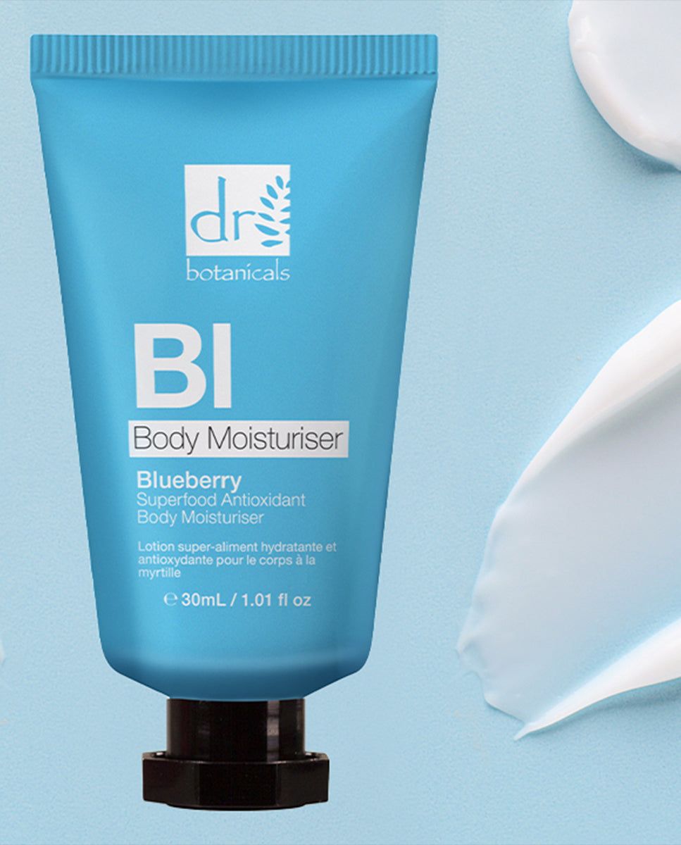 Blaue Tube mit Creme-Klecks. Aufschrift: BI Body Moisturiser, Blueberry Superfood Antioxidant Body Moisturiser.