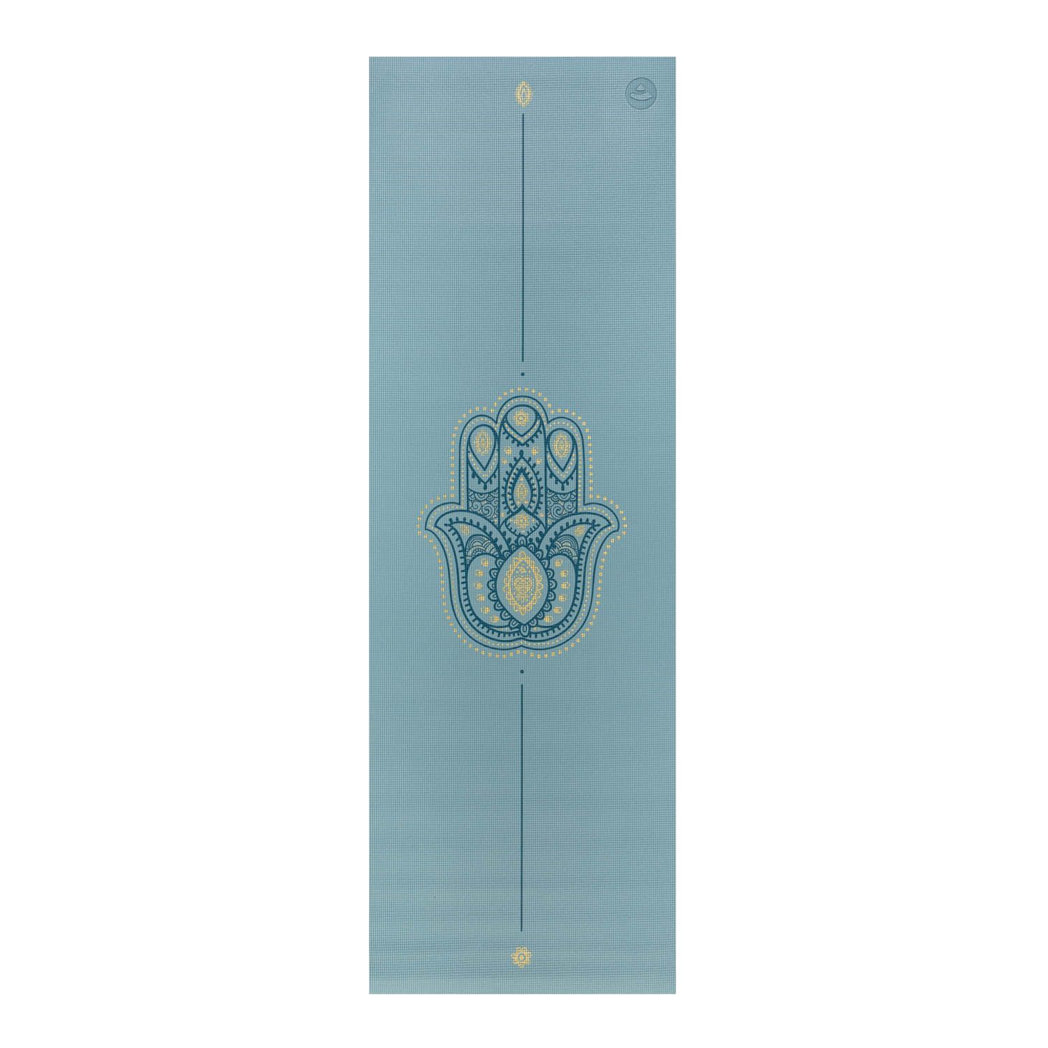 Hellblaue Yogamatte mit Hamsa-Hand-Design. Mittellinie und Punkte. Oberfläche mit feinem Muster. Logo oben rechts.