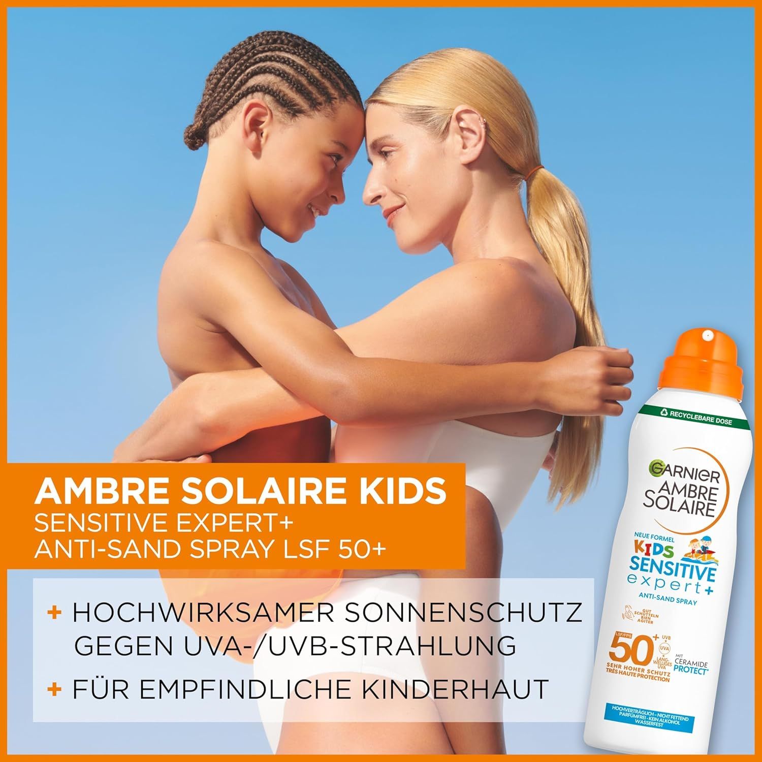 Zwei Personen, eine Sprayflasche. Text: Garnier Ambre Solaire Kids Sensitive Expert+ Anti-Sand Spray LSF 50+.
