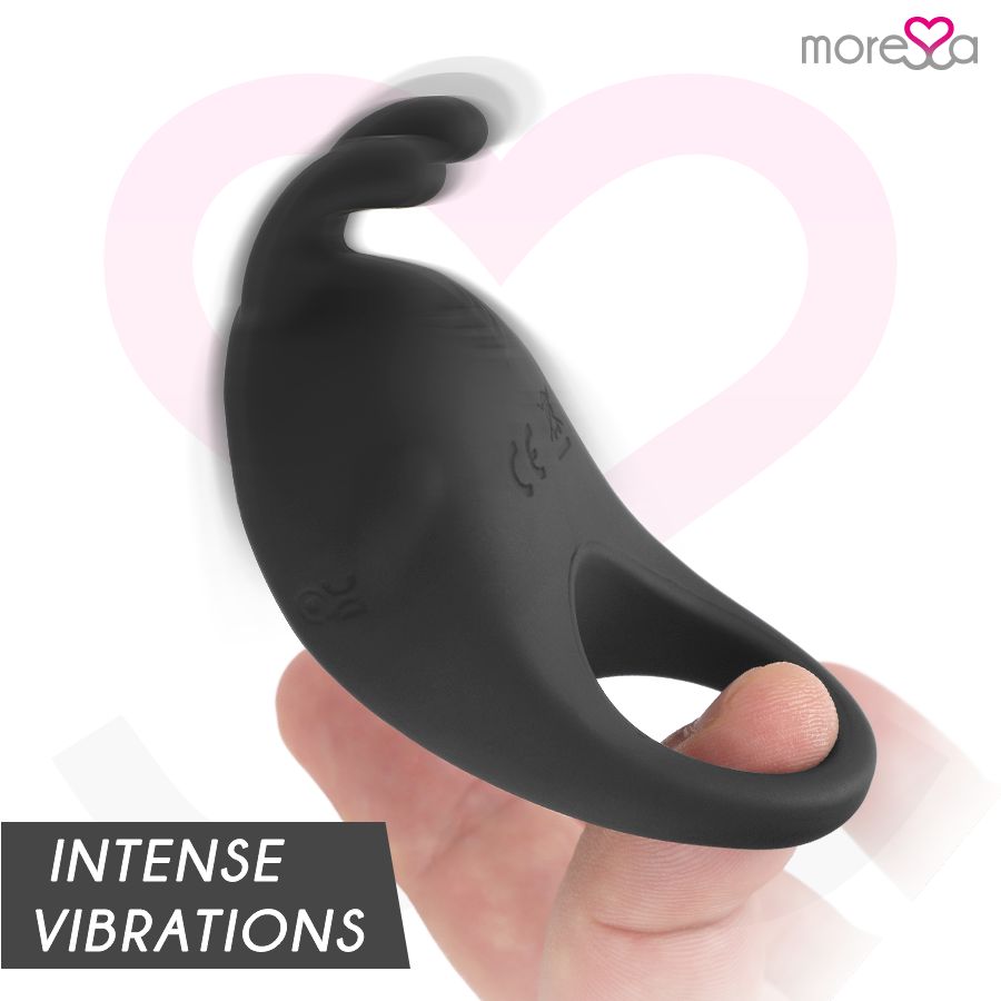 Schwarzer Ring in Hand gehalten. Text: INTENSE VIBRATIONS. Marke Moressa.