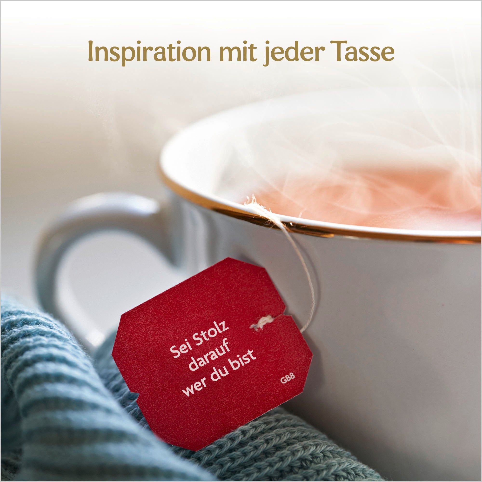 Tasse Tee mit rotem Teebeutel. Text: Sei Stolz darauf wer du bist. Dampf steigt auf.