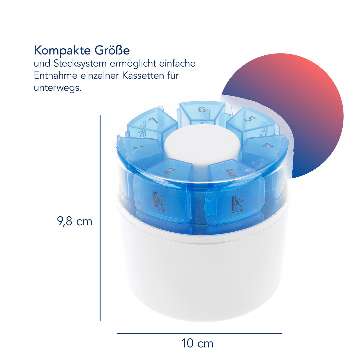 Kompakte, weiße Tablettenbox mit blau nummerierten Tageskassetten. Maße: 9,8 cm hoch, 10 cm breit. Transparenter Deckel.